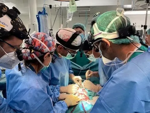 Bé 1 tuổi thành người đầu tiên trên thế giới được ghép ruột