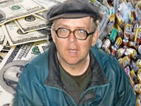 Ông cụ 60 tuổi ngày đi nhặt rác khiến gia đình sốc nặng khi là "triệu phú ngầm"