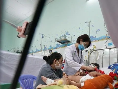 Bé gái nguy kịch vì uống nhầm chai xăng trong tủ lạnh