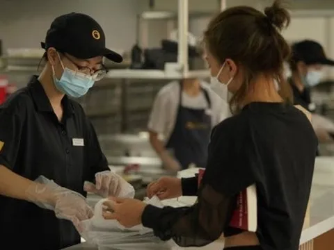 Đang làm "trùm" nhà hàng ẩm thực với biên lãi gộp 60%, vì sao ông chủ chuỗi VuvuZela, Gogi… nhảy vào mảng cơm suất thu bạc lẻ?