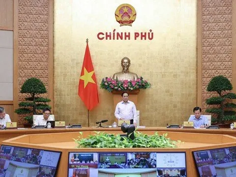 Chính phủ yêu cầu có phương án xử lý ngân hàng yếu kém; giám sát kinh doanh xăng dầu