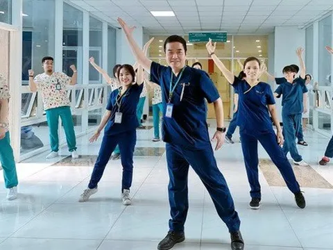 Nhân viên y tế nhảy salsa