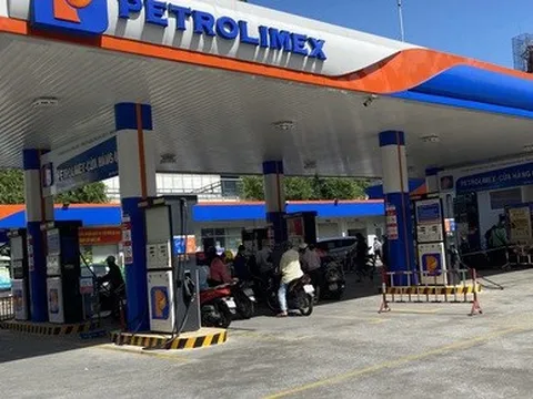 Toàn cảnh cây xăng ở TP HCM từ sáng đến chiều 12-10