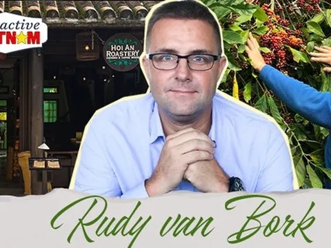 Chuyên gia chứng khoán châu Âu “bỏ nghề” để mở quán cafe nằm giữa Hội An