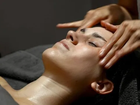 Công việc độc nhất vô nhị: Chỉ cần sờ mặt người khác là 'hái' ra tiền