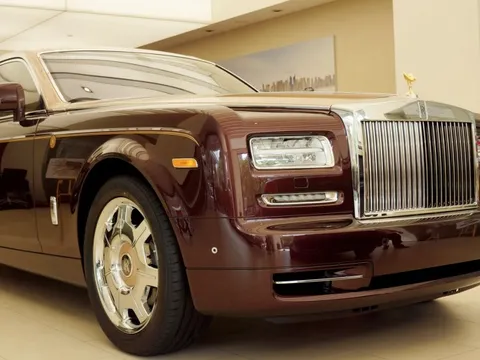 Giải mã 6 chi tiết giúp Rolls-Royce “đội giá” lên gấp nhiều lần: Sẵn sàng nghiền kim cương để chiều lòng khách, bức tượng giá bằng cả chiếc xe vẫn “đắt như tôm tươi”
