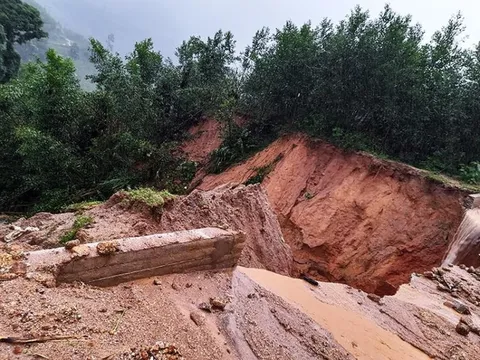 Bình Định: Sạt lở nghiêm trọng, 2 xã miền núi bị chia cắt