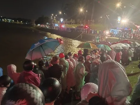 TRỰC TIẾP: Ô tô lao xuống hồ Xuân Hương, 1 người tử vong, 2 người mất tích