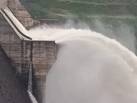 Nguy cơ sạt lở, ngập lụt, Quảng Nam yêu cầu sơ tán dân đến nơi an toàn