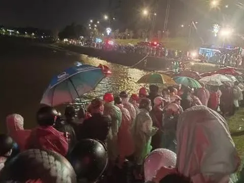 TRỰC TIẾP: Ô tô lao xuống hồ Xuân Hương, đã tìm thấy 2 thi thể