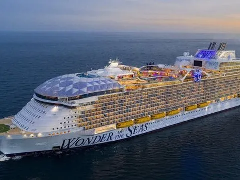 Bên trong tàu du lịch không khác gì “thành phố nổi”, chở được 10.000 người, có 8 khu dân cư và 18 tầng lầu