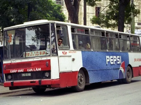 Chùm Ảnh: Hà Nội cũ cùng các mẫu xe bus KAROSA những năm 1990