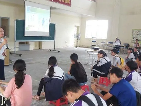 Những đứa trẻ mới học cấp II đã phải làm mẹ