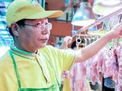 Giấu bằng ĐH danh giá, giả mù chữ để đi bán thịt lợn, 20 năm sau bất ngờ trở thành tỷ phú nổi tiếng của đất nước tỷ dân