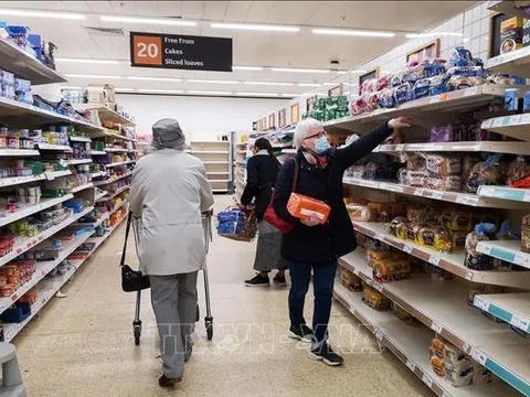 Người dân Anh tích trữ đồ chuẩn bị cho mùa Đông thiếu năng lượng