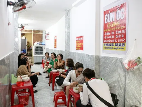 Hàng bún 35 năm, mỗi ngày bán hơn một tạ ốc ở phố cổ Hà Nội