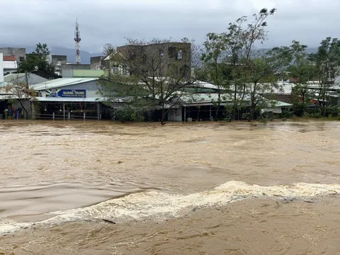 Vùng "rốn lũ" Quảng Nam ngập sâu, 1 cháu bé chết đuối