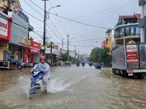 Mưa lớn kéo dài, người dân Quảng Bình hối hả chạy lũ