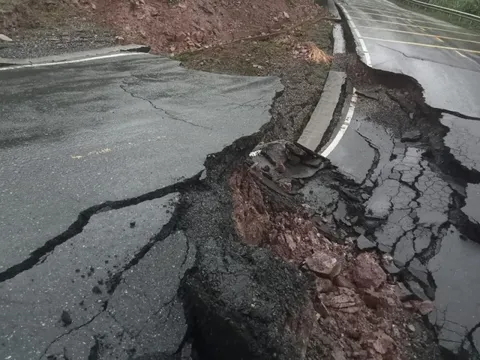 CLIP: Quốc lộ 15D sụt lún kinh hoàng, đường lên Cửa khẩu La Lay bị tê liệt