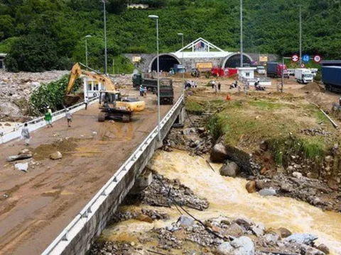 Chùm ảnh: Hiện trường lũ quét kinh hoàng gây sạt lở tại hầm Hải Vân