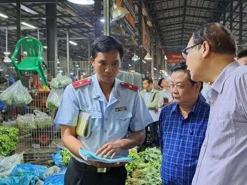 3 giờ sáng, Bộ trưởng Lê Minh Hoan xuất hiện ở chợ đầu mối Bình Điền
