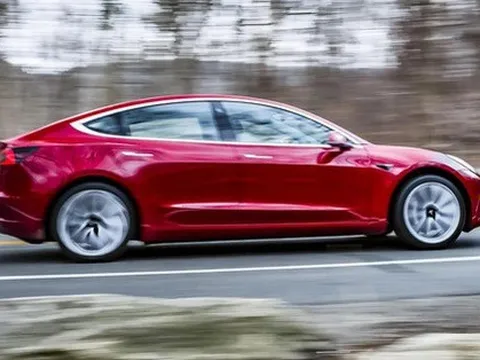 Độ chế Tesla đi hơn 2.500km không cần sạc nhờ thứ gây đau đầu trong cốp xe