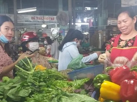 Sau mưa lũ, rau xanh tại Đà Nẵng tăng giá