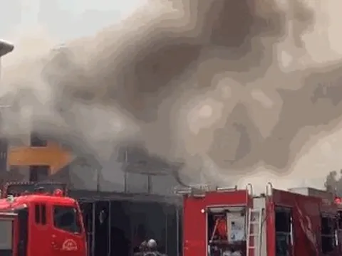 CLIP: Cháy lớn gần chợ Bến Thành, cột khói vẫn đang bốc cao
