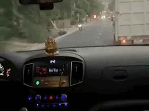 Xe cứu thương chở bệnh nhân nguy kịch, xe tải quyết không nhường đường