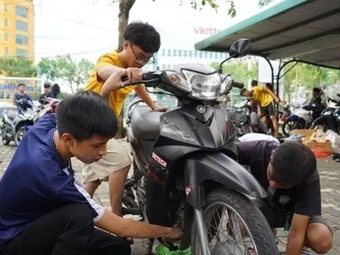 Tp.Đà Nẵng: Nhóm thợ ăn cơm hộp, ngủ nhà nghỉ sửa chữa xe miễn phí cho dân vùng ngập
