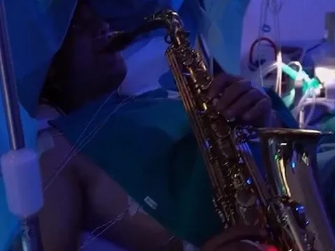 Chơi saxophone trong khi phẫu thuật não