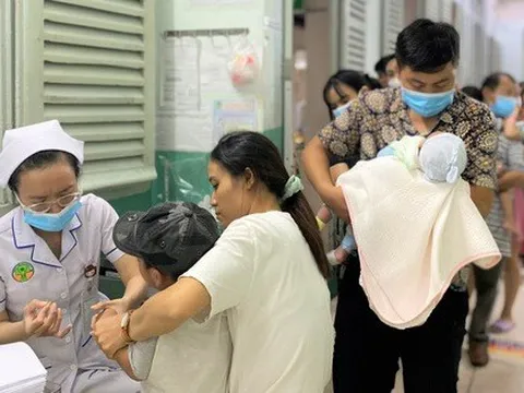 Bệnh nhi mắc bệnh hô hấp tăng mạnh ở TP.HCM, bác sĩ xuyên đêm cứu chữa