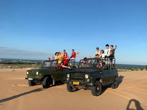 Khách du lịch thích thú trải nghiệm đồi cát hoang sơ ở Ninh Thuận