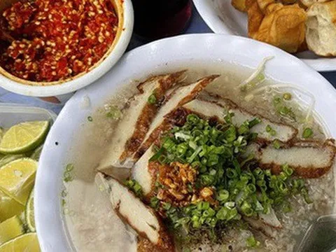 Tô cháo chả nóng hổi giữa trời chiều Phú Quốc mưa lâm thâm sao mà hợp lý đến thế