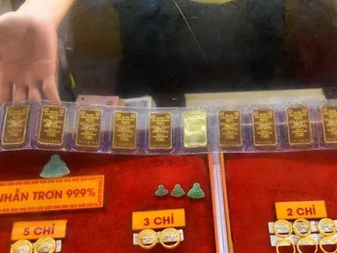 Giá vàng hôm nay 18-10: Vọt lên rồi lao xuống dốc