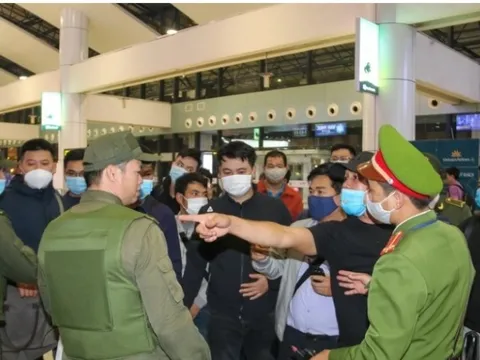 Bị yêu cầu kiểm tra lại hành lý xách tay, người đàn ông xô đẩy nhân viên an ninh hàng không