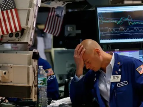 Lo ngại lạm phát đẩy cổ phiếu Phố Wall lao dốc