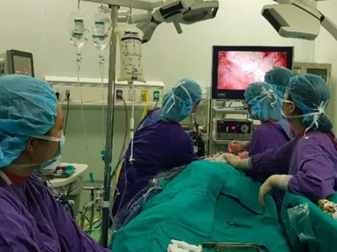 Thiếu nữ 18 tuổi bị teo lép nửa mặt trái vì mắc hội chứng lạ