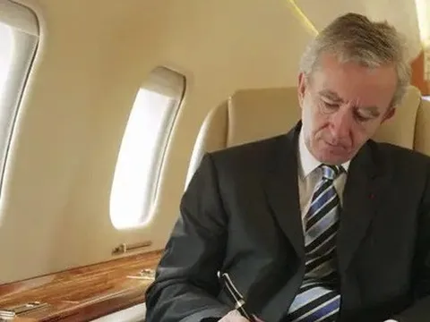 Người giàu thứ 2 thế giới bán máy bay riêng vì sợ bị theo dõi