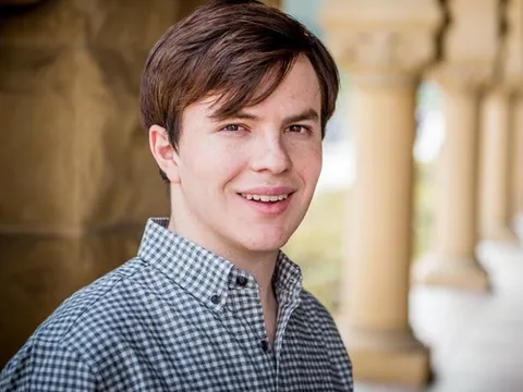 Chàng trai trở thành triệu phú từ năm 21 tuổi nhờ nghề gia sư trực tuyến