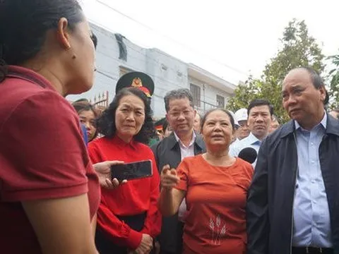 Hình ảnh Chủ tịch nước động viên người dân vùng ngập lũ Đà Nẵng