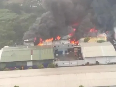 Cháy lớn tại khu nhà xưởng ở Hà Đông