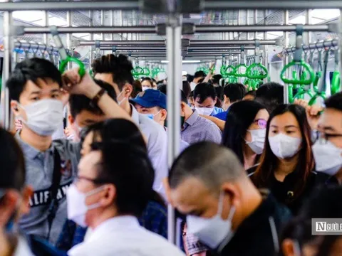 Người dân chen chân đi tàu điện Cát Linh - Hà Đông