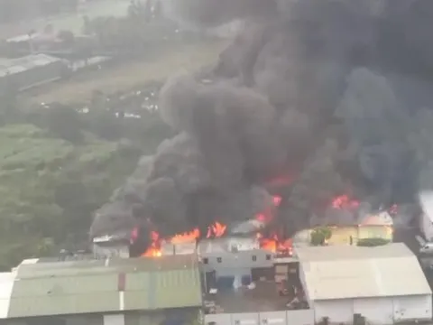 CLIP: Cháy lớn ở Hà Nội, một nạn nhân tử vong