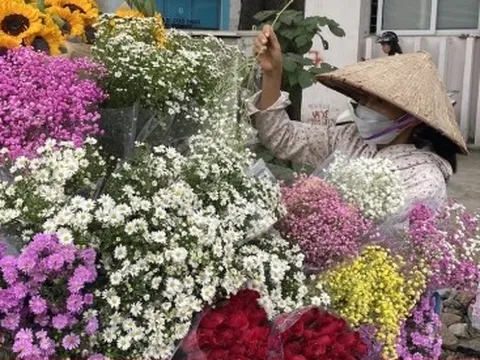 Rong ruổi khắp Hà Nội, gánh hàng hoa bán được chục triệu đồng mỗi ngày dịp 20/10