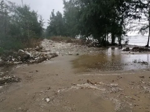 Quảng Bình: Sạt lở bờ biển, nhiều hộ dân phải di dời