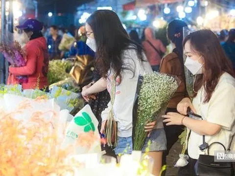 Giới trẻ đổ về chợ hoa lớn nhất Thủ đô trước ngày 20/10