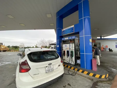 Bộ Tài chính: Doanh nghiệp nợ thuế 684 tỉ đồng, dừng làm thủ tục nhập xăng dầu