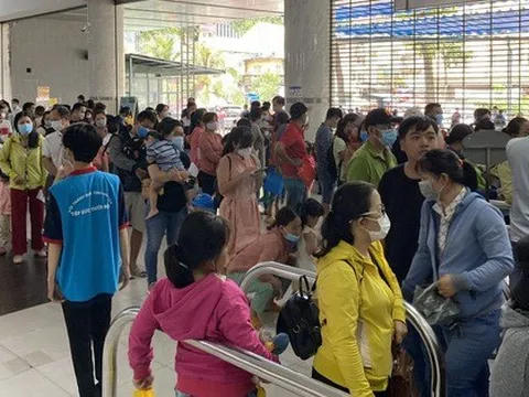 Bệnh hô hấp vào mùa, 'rồng rắn' xếp hàng chờ khám ở Bệnh viện Nhi đồng 2
