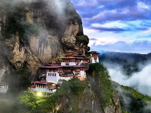 Trải nghiệm mạo hiểm với tu viện cổ nằm cheo leo trên vách đá cao 900m tại đất nước hạnh phúc nhất thế giới